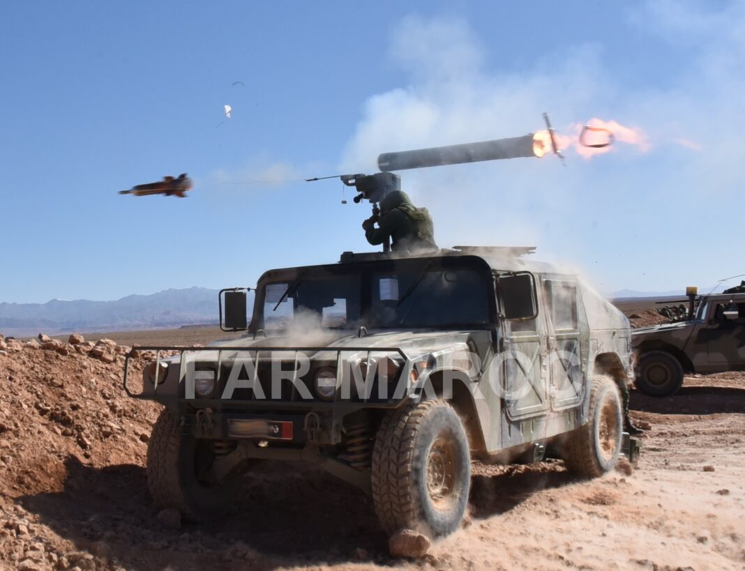 Le Maroc se dote du système de missile antichar chinois HJ-9A Lancement d'un missile antichar HJ-9A depuis un véhicule militaire dans le désert.