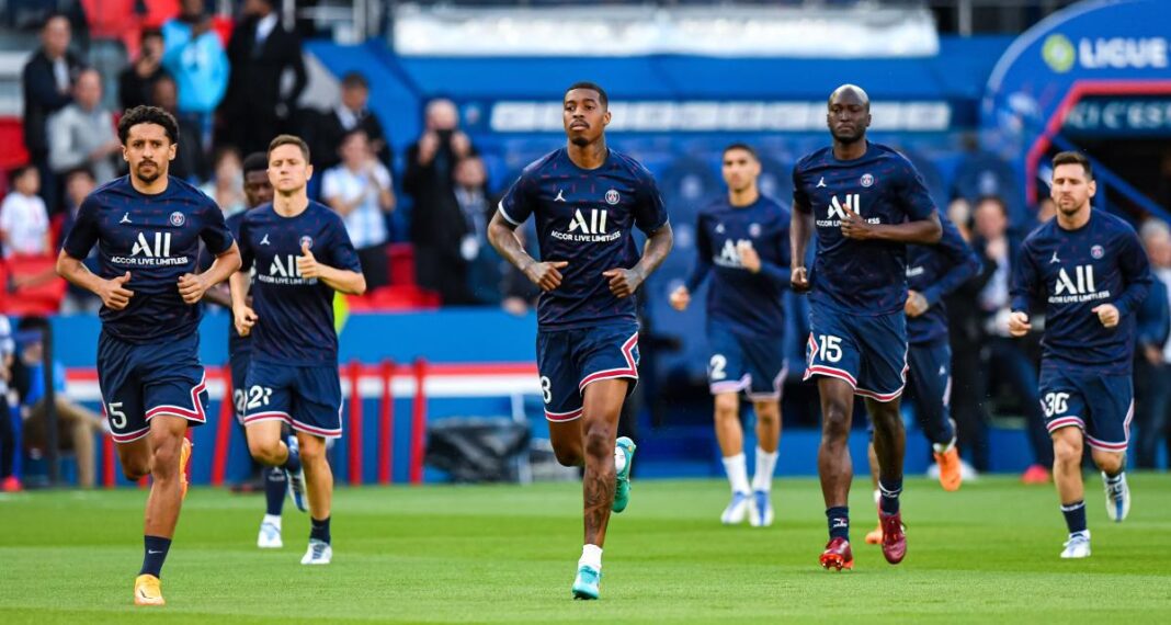 Sacré mercato ! Le PSG annonce huit départs Équipe du PSG lors d'une séance d'entraînement sur le terrain.