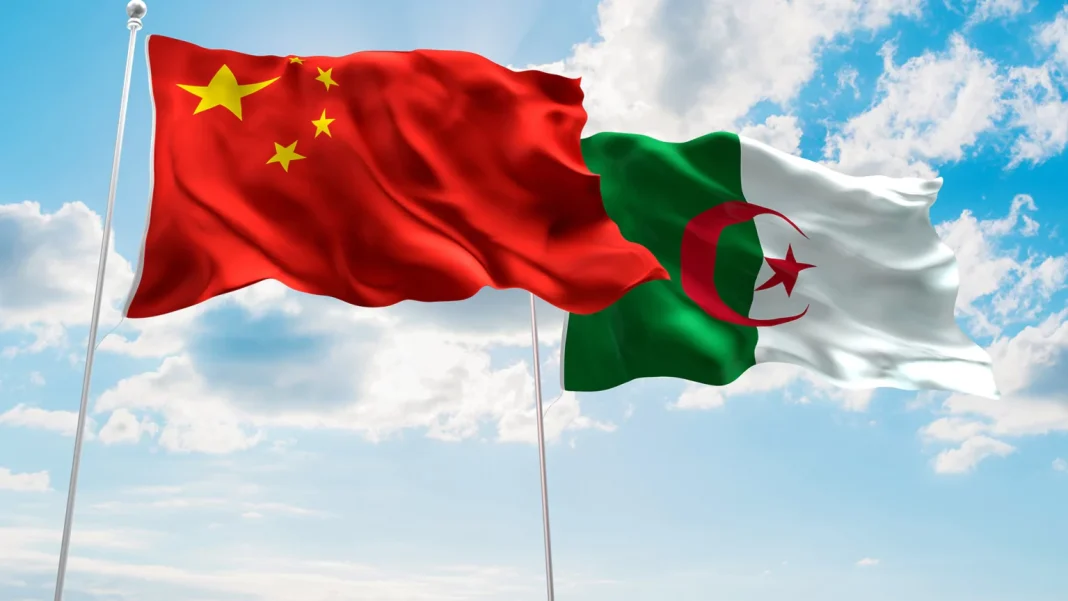 Economie : La Chine adore l’Algérie ! Drapeaux de la Chine et de l'Algérie flottant dans le ciel.
