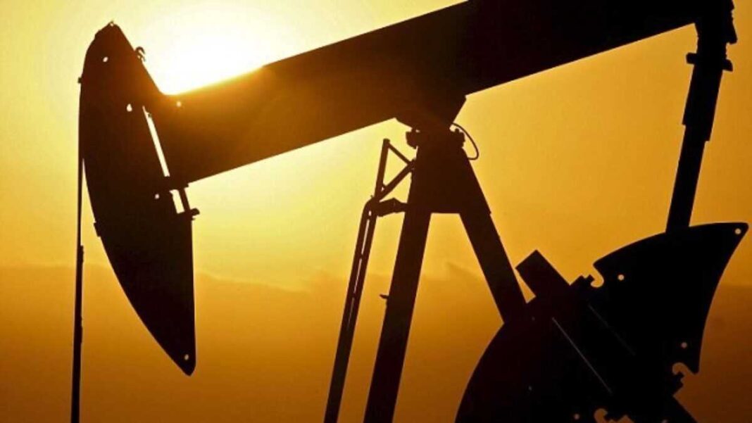 C’est l’hécatombe ! Le pétrole plus que jamais dans la zone rouge. Pompiste et pompe à pétrole au coucher du soleil.