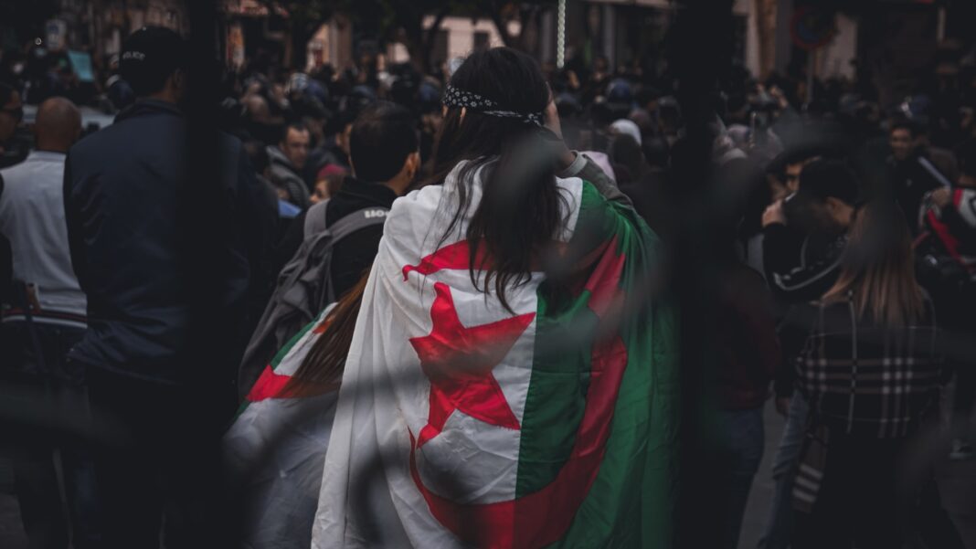 Liberté de presse : le Parlement européen tire à boulets rouges sur l’Algérie. Manifestation en Algérie pour la liberté de presse avec drapeaux et foule.