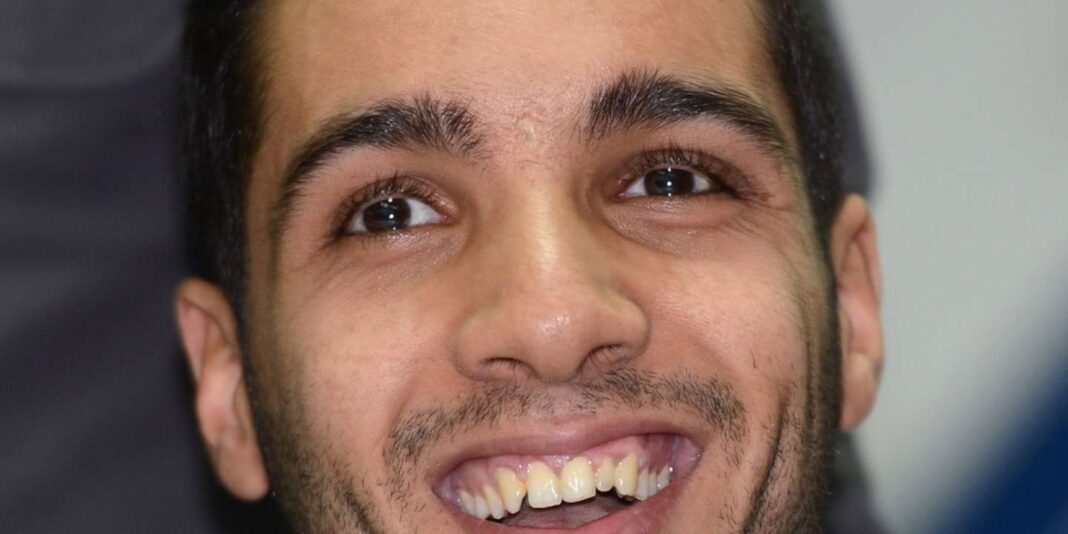 Mais qui est Hamza Bendelladj, ce pirate tant admiré par les algériens. Découvrez ! Jeune homme souriant, visage expressif, regard direct, cheveux courts, peau claire.