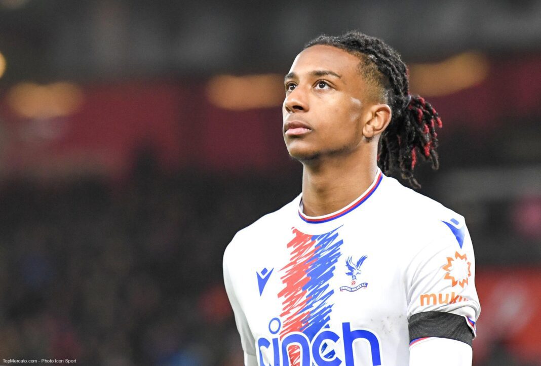 Dossier Michael Olise : Voici une croustillante nouvelle. Footballeur Michael Olise portant le maillot de Crystal Palace.