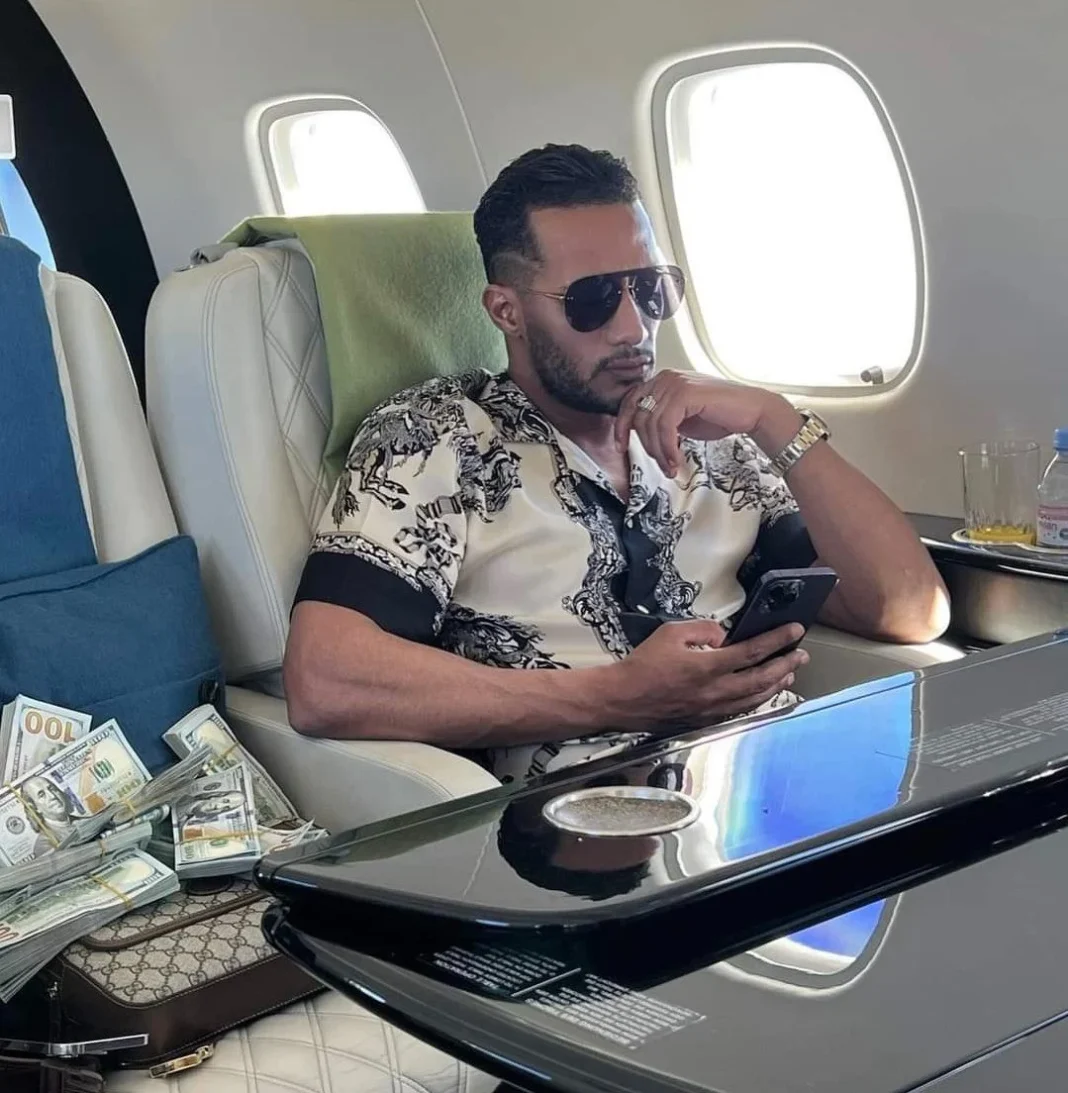 Avion privé et dollars : Mohamed Ramadan relance la polémique Mohamed Ramadan dans un jet privé avec des dollars et un téléphone.