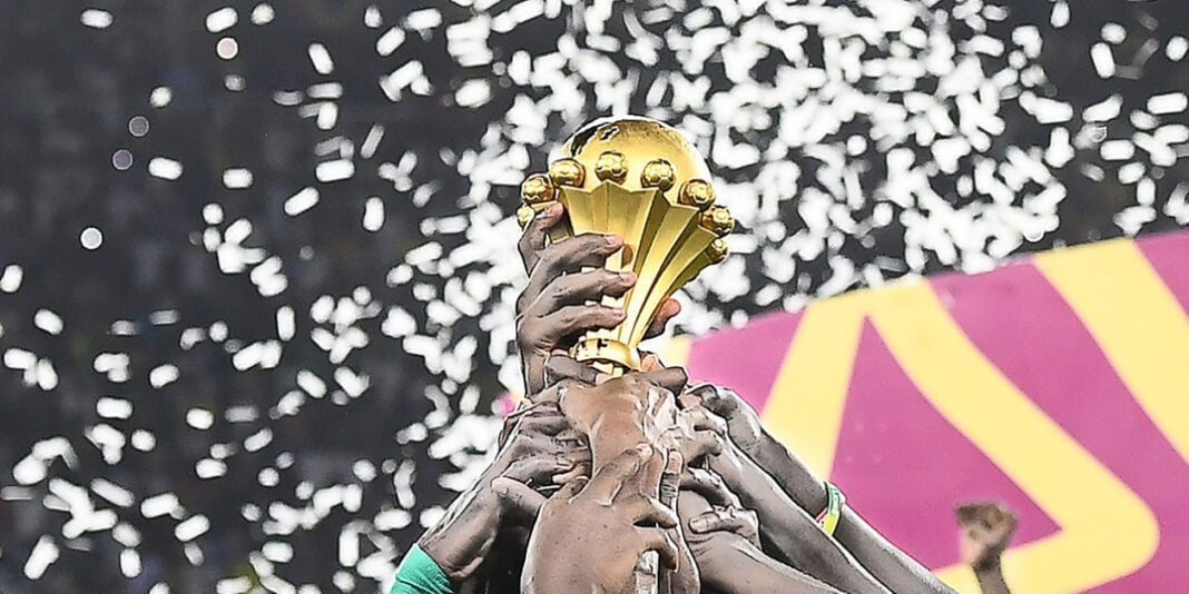 Organisation/CAN 2025 : le Maroc confirme que… l’Algérie se trouve dans de beaux draps Joueur levant le trophée de la CAN 2025 avec confettis en arrière-plan.