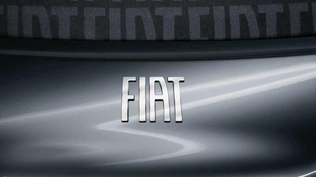 Production locale de la voiture Fiat : de nouveau, la date subit un report. Logo Fiat sur une voiture, image de marque automobile.