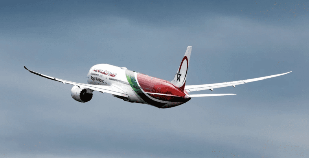 Prix exorbitant des billets d’avion : Les Marocains de l’étranger n’en peuvent plus. Avion Air Maroc en vol dans le ciel.