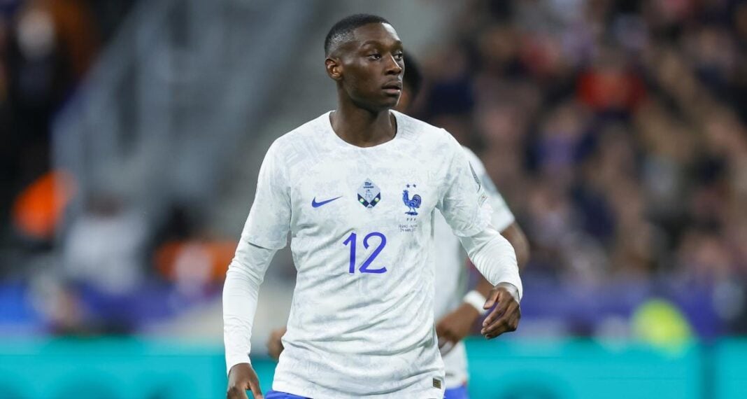 Joueur français dans le viseur du Real Madrid Footballeur français portant le maillot de l'équipe nationale française.
