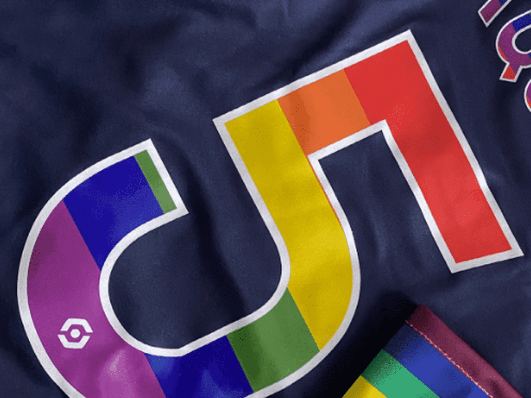 Maillot de football avec drapeau arc-en-ciel Maillot de football avec drapeau arc-en-ciel, symbole LGBT.