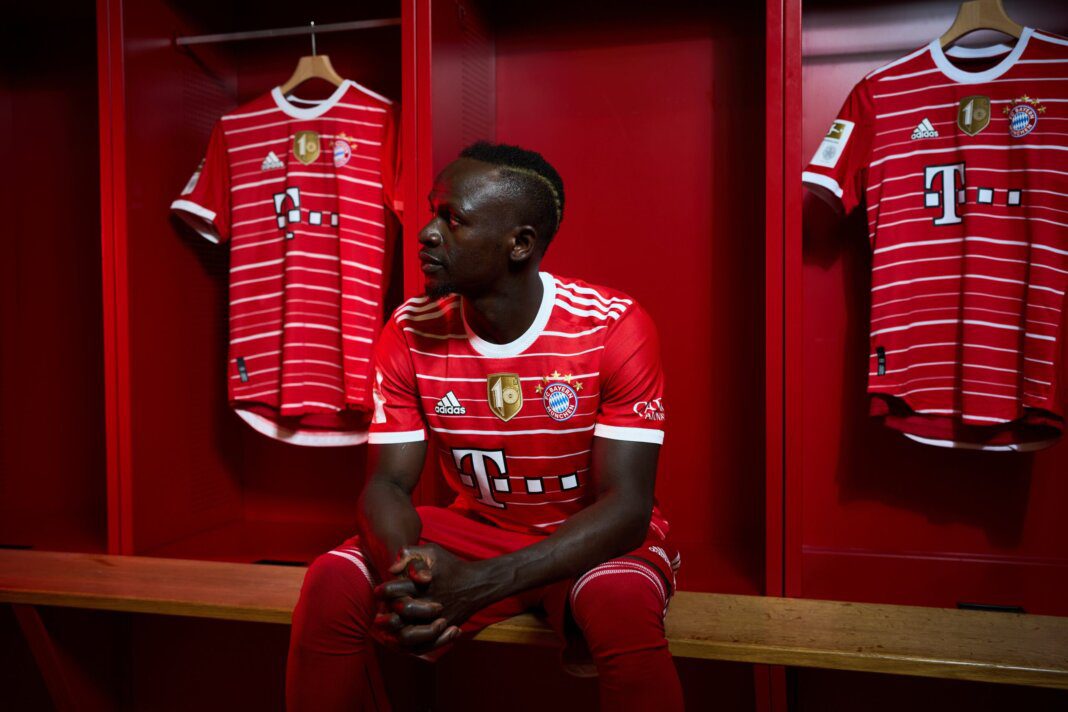 Un joueur du Bayern lâche une nouvelle confidence : « Ce qui s’est passé dans le vestiaire.. » Joueur du Bayern Munich dans le vestiaire avec maillot rouge.