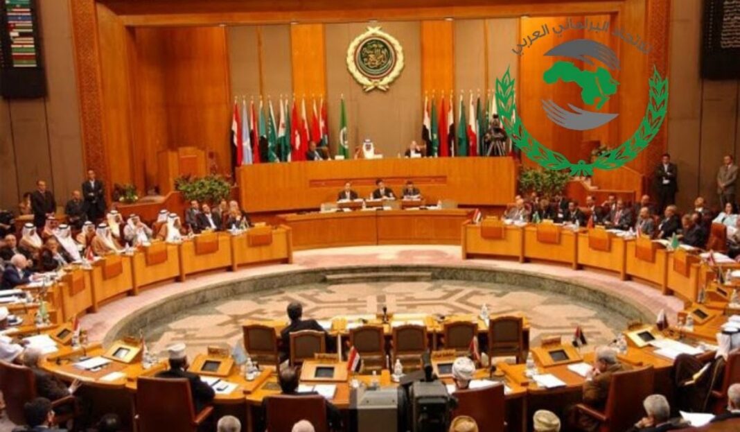 Réunion du Parlement arabe avec drapeaux et symbole officiel.