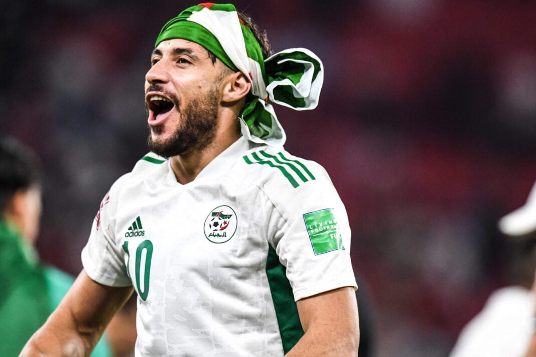 Selon ce journaliste sportif algérien, Youcef Belaïli n’est plus le bienvenu en équipe nationale. Youcef Belaïli en maillot de l'équipe nationale algérienne, célébrant une victoire.