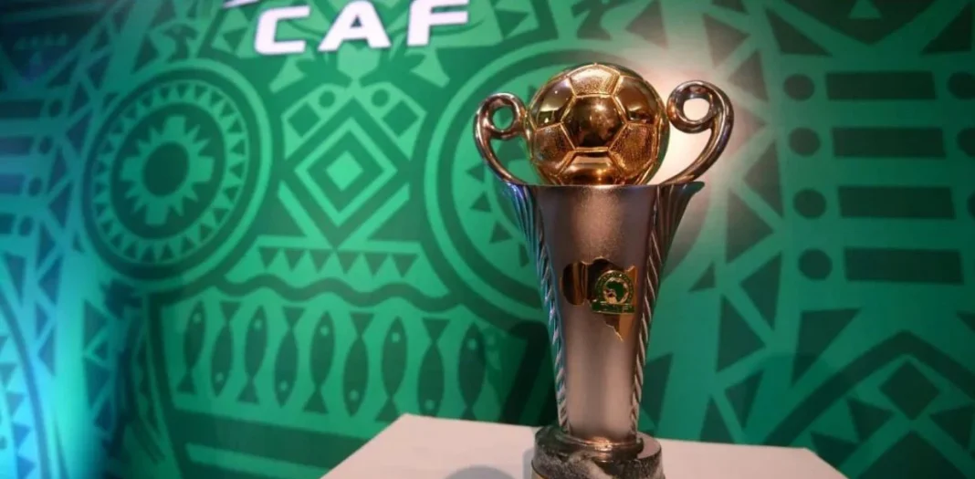 CAN : La CAF veut garder en sa possession le trophée original. Des voix se soulèvent. Trophée de la CAF en or avec un ballon de football doré.