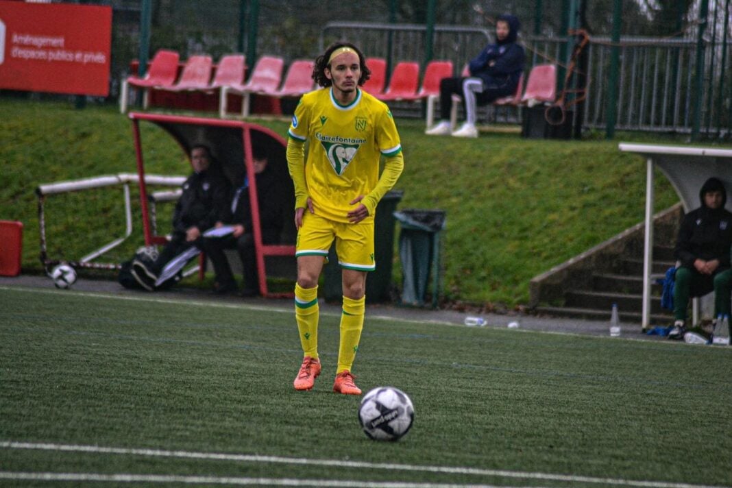 France / FC Nantes : Younes Benali viré à cause de la CAN U17 Younes Benali en action sur le terrain de football avec un ballon.
