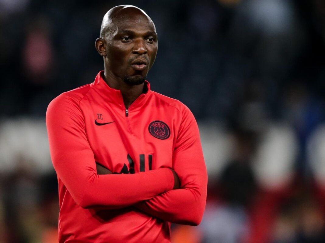 C’est scellé ! Voici le nouveau entraîneur du PSG Nouveau coach du PSG en tenue rouge lors d'un match.
