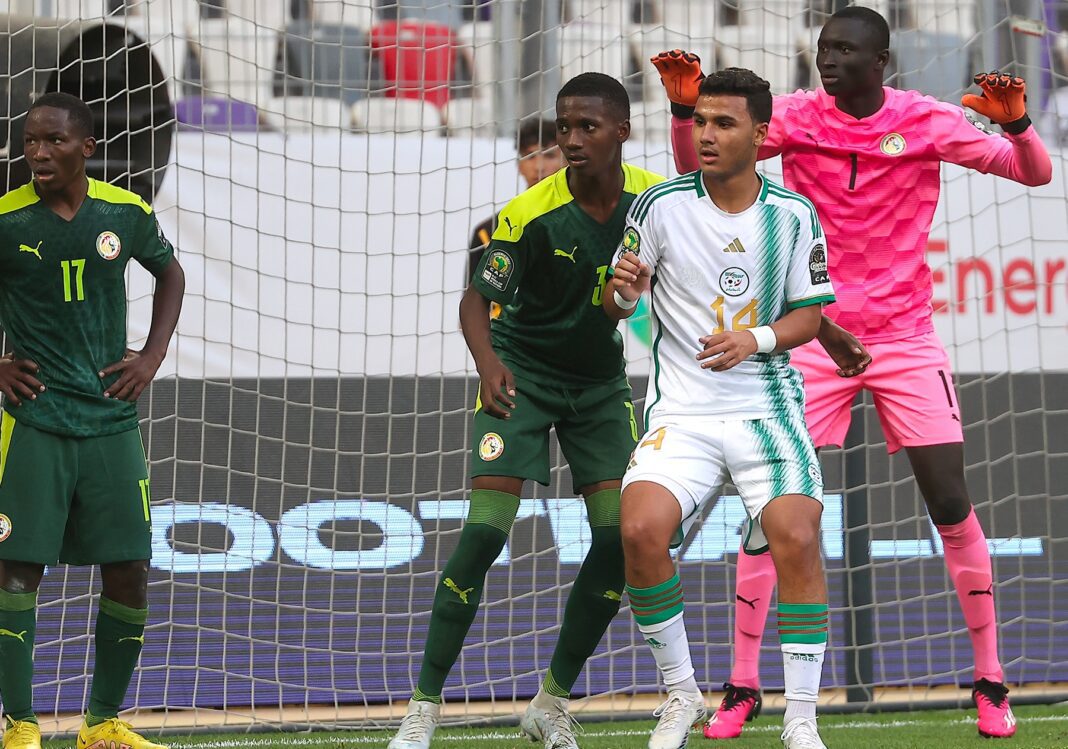 Maghrebactu - Match U17 Sénégal vs Algérie Joueurs U17 du Sénégal et de l'Algérie lors d'un match de football.