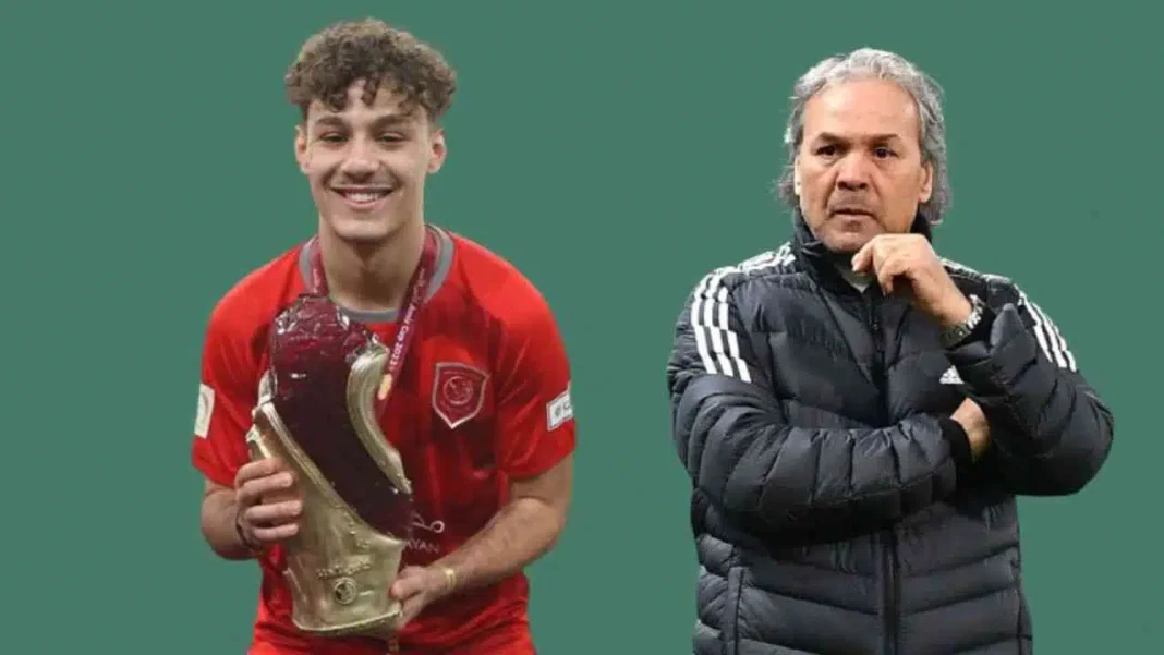 Lotfi Madjer et jeune joueur de football Lotfi Madjer et un jeune joueur de football avec trophée.