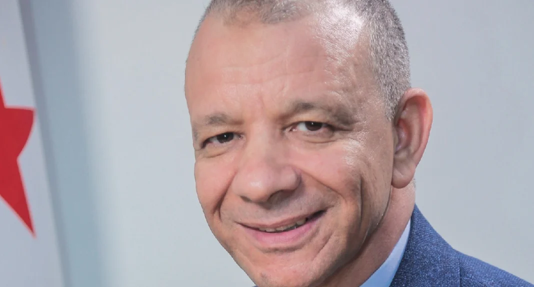 Bengrina : Quiconque déforme et abuse des institutions de l’État est un traître Homme souriant en costume avec fond neutre.