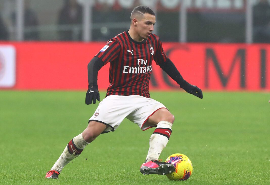 Bennacer sera disponible a partir de …. Bennacer joueur de football en action sur le terrain.