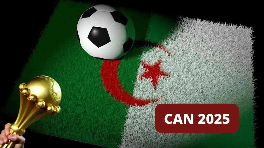 Course à l’organisation de la CAN 2025 : un signe de l’échec de l’Algérie ? Ballon de football sur drapeau algérien avec texte CAN 2025.