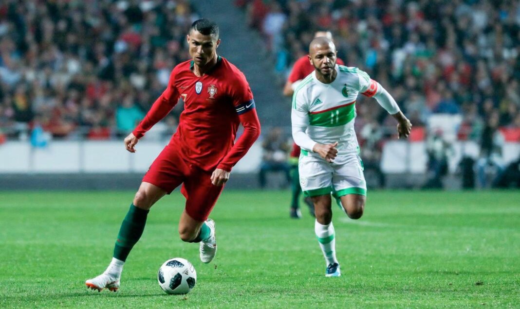 Match amical. l’Algérie face au Portugal de Cristiano Ronaldo Cristiano Ronaldo et un joueur algérien en action lors d'un match amical.