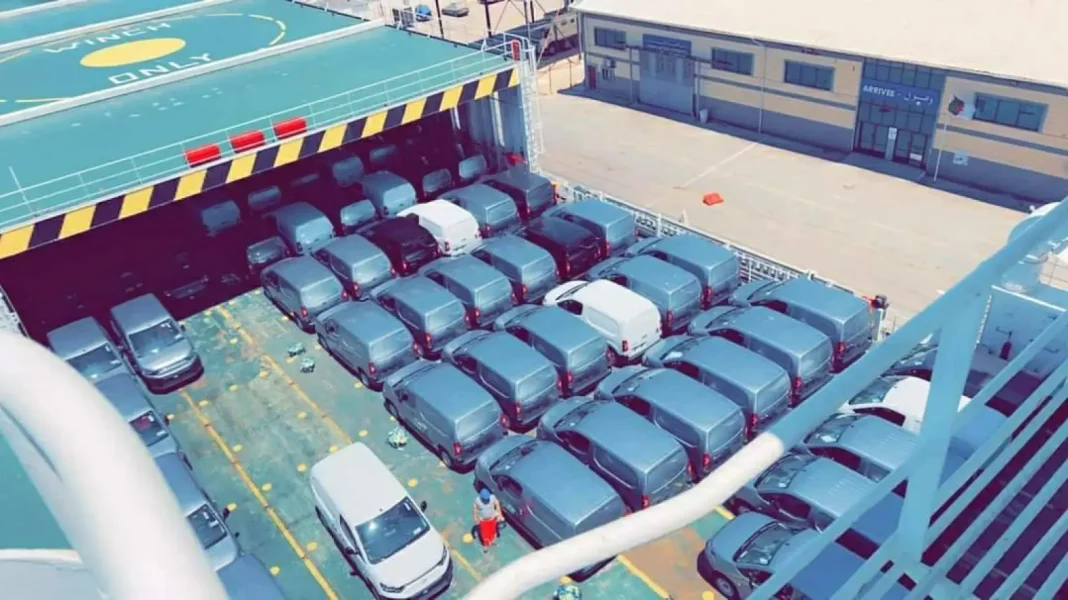 Arrivée d’un navire chargé de 484 voitures Fiat Doblo au port de Mostaganem Forte cargaison de voitures Fiat Doblo sur un navire au port de Mostaganem.
