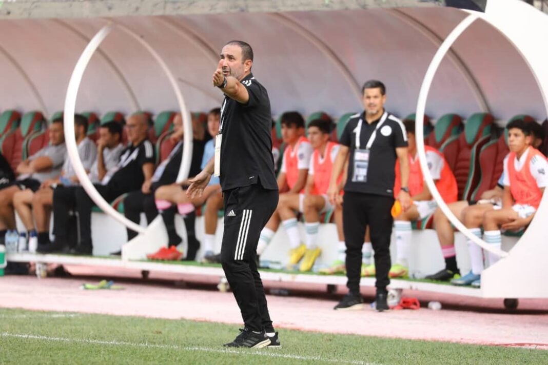Algérie U17 : La FAF limoge Rezki Remane Entraîneur de l'équipe U17 d'Algérie en action sur le terrain.