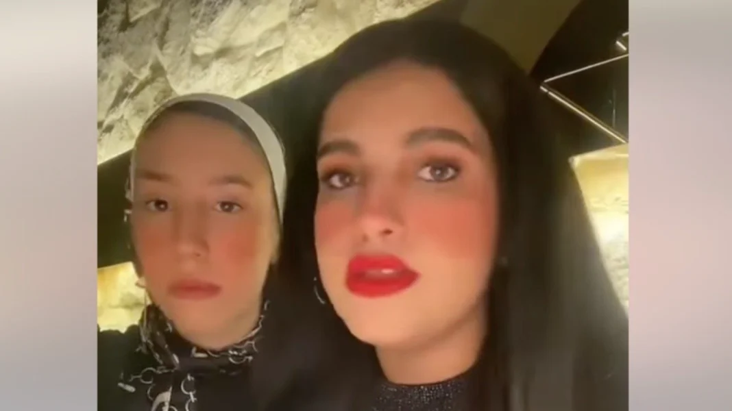 Un tollé sur les réseaux à cause d’un restaurant qui interdit l’entrée aux femmes voilées Deux femmes, l'une voilée, exprimant leur opinion dans un restaurant.