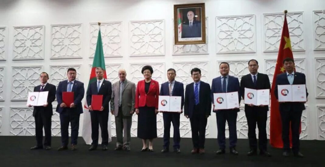 Algérie : l’équipe médicale chinoise vieille de 60 ans Groupe de professionnels recevant des diplômes lors d'une cérémonie officielle.