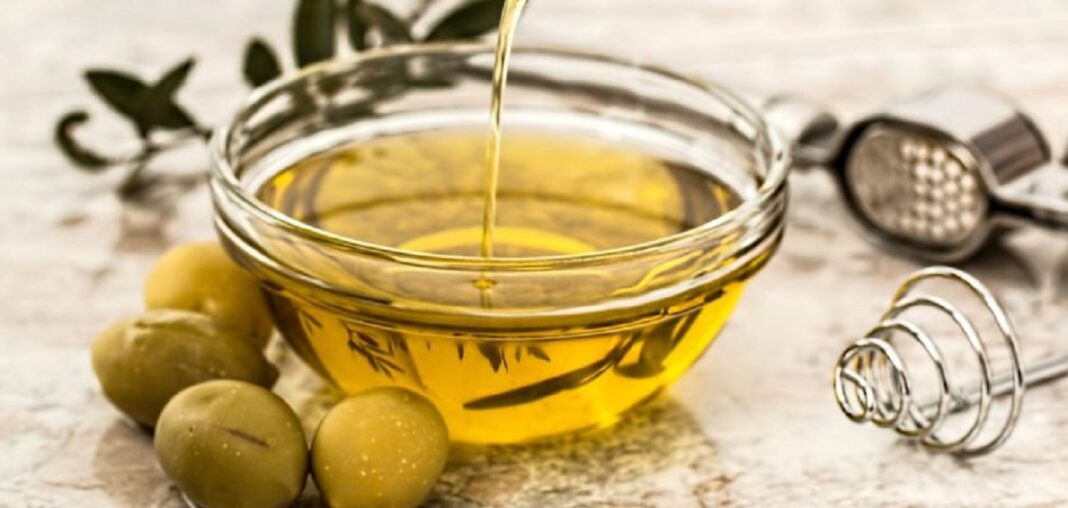 L’huile d’olive algérienne se distingue encore à l’international Huile d'olive algérienne dans un bol en verre avec olives vertes.