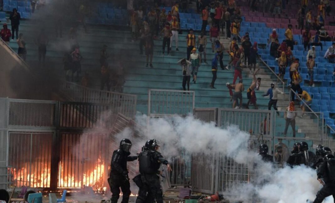 C’est fait ! La CAF prend une décision sur l’ incidents du match ES Tunis-JS Kabylie Policiers en intervention lors d'incidents violents au stade.