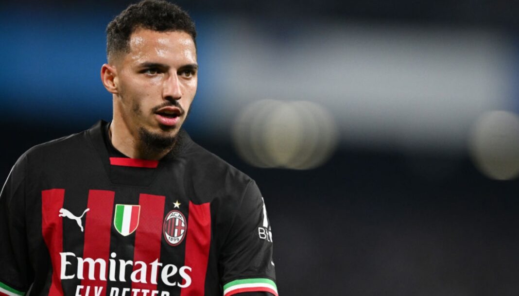 Ismaël Bennacer en action sur le terrain Ismaël Bennacer portant le maillot de l'AC Milan lors d'un match.