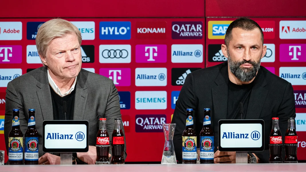 Bayern Munich : Hasan Salihamidzic et Oliver Kahn virés Salihamidzic et Kahn lors d'une conférence de presse.