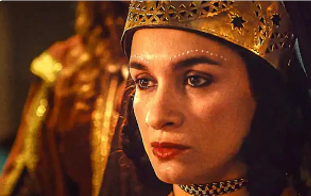 Suède : l’Algérienne Adila Bendimerad élue meilleure actrice à un festival Femme en costume traditionnel avec couronne dorée et maquillage sophistiqué.