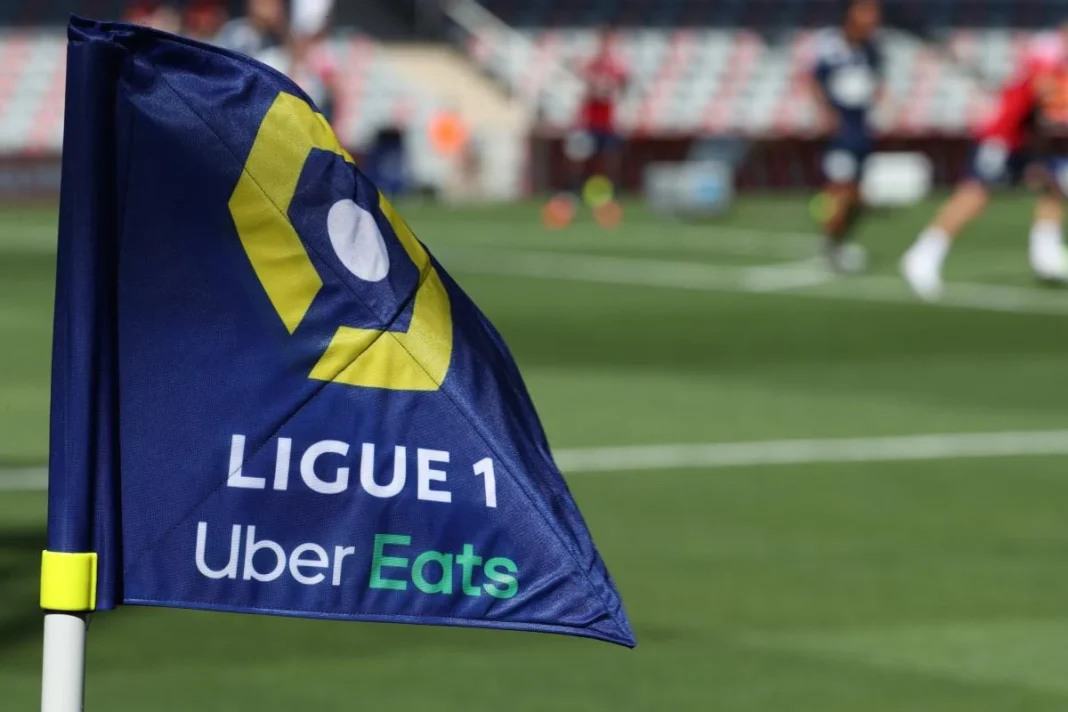 France Ligue 1 Uber Eats : Les Algériens brillent de mille feu Drapeau de la Ligue 1 Uber Eats sur le terrain de football.