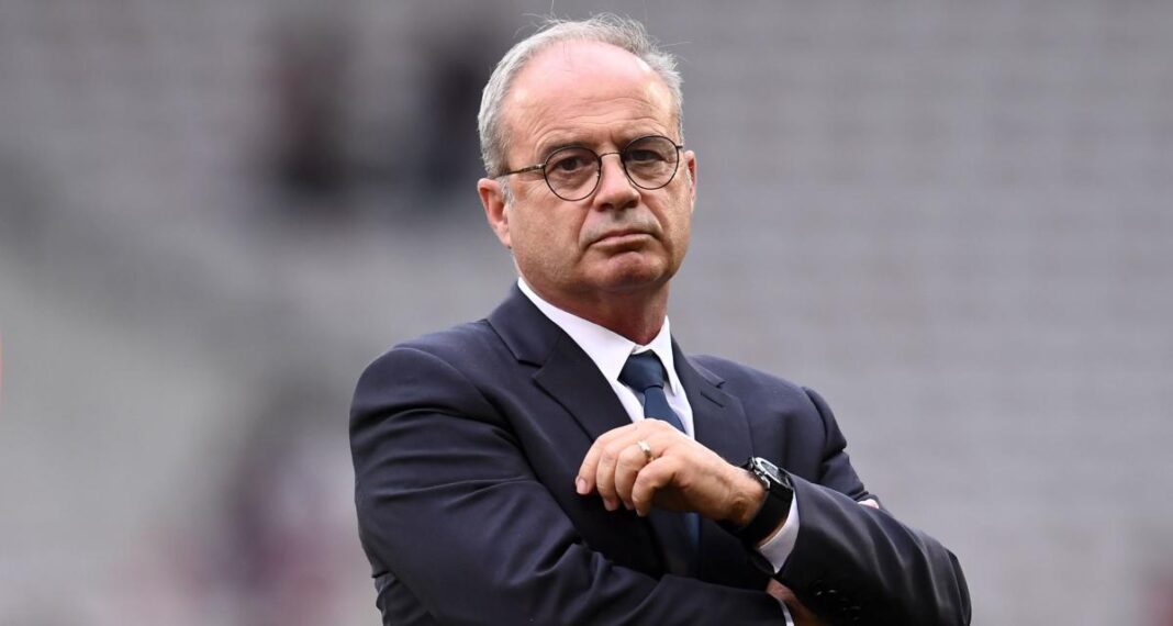 Sacré mercato ! le PSG a bouclé un gros transfert Homme d'affaires en costume, regard sérieux, bras croisés.