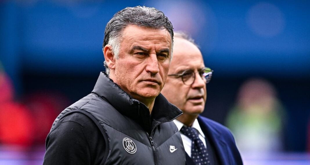 PSG : qui pour remplacer Galtier ? Luis Campos fait son choix Deux hommes en costume lors d'une conférence de presse ou événement sportif.