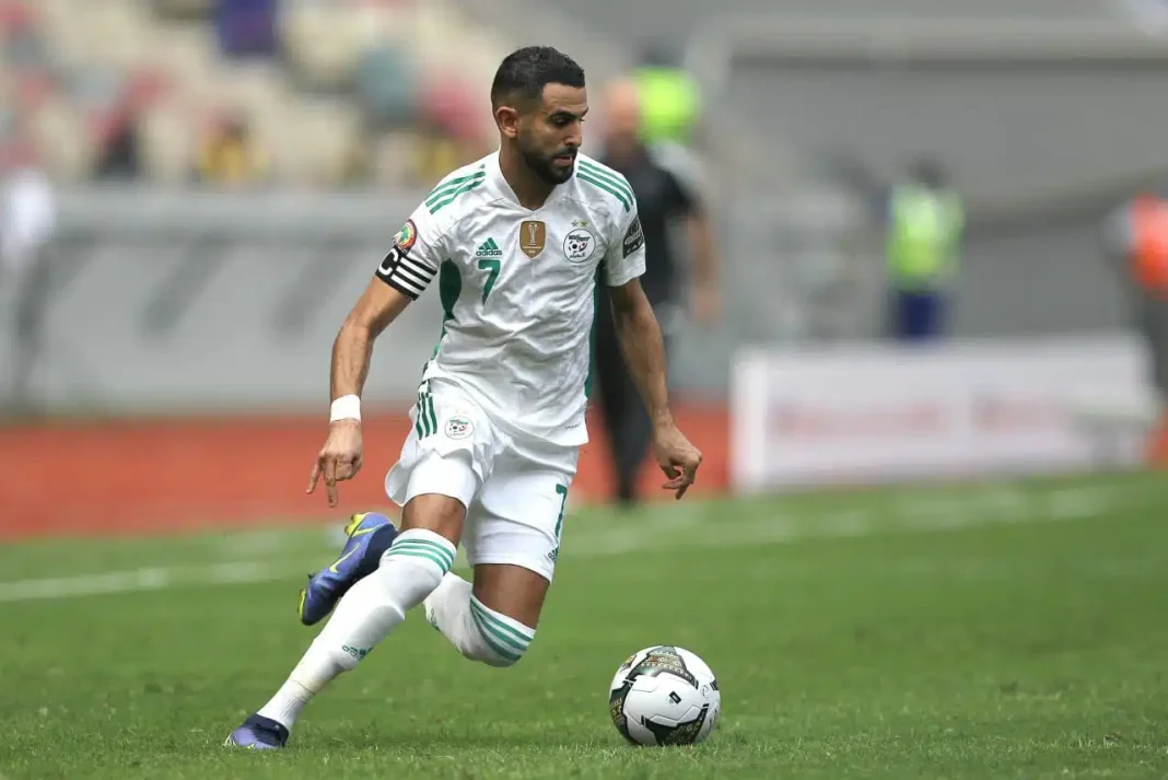 Eliminatoires CAN 2023 Algérie-Ouganda : Les Fennecs sans Riyad Mahrez Joueur algérien en pleine action lors d'un match de qualification.