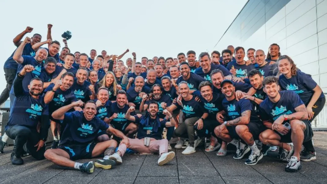 Pour cette raison, Mahrez a raté l’entraînement des verts Groupe de sportifs souriants et célébrant leur victoire.