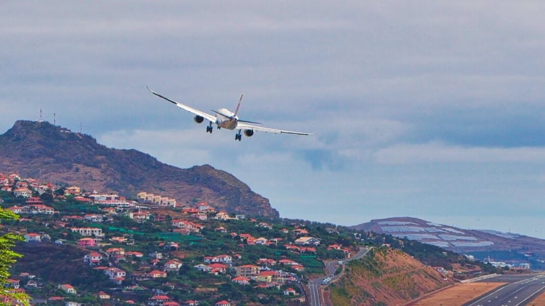 Maroc : Suivez en vidéo l’incroyable atterrissage interrompu d’un Airbus A321 en raison des mauvaises conditions météorologiques Airbus A321 en approche pour atterrir dans des conditions météorologiques difficiles.