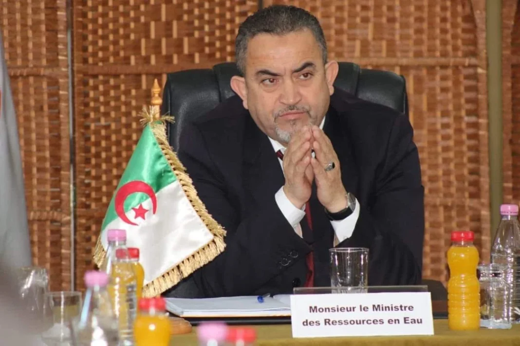 Corruption : l’ex-ministre Arezki Berraki condamné à 10 ans de prison ferme Arezki Berraki, ancien ministre, en réunion officielle avec drapeau algérien.