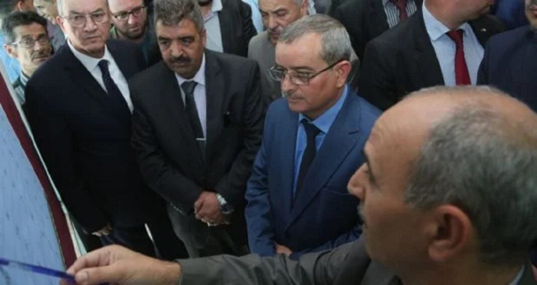 Etrange ! Plus de 100 projets d’investissement en Algérie annulés Groupe de professionnels en discussion lors d'une réunion d'affaires en Algérie.