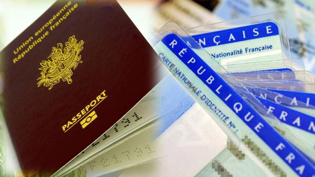 France : Suspension du renouvellement de passeports applicable à tout citoyen ne se trouvant dans cette situation. Passeport français et cartes d'identité françaises sur une table.
