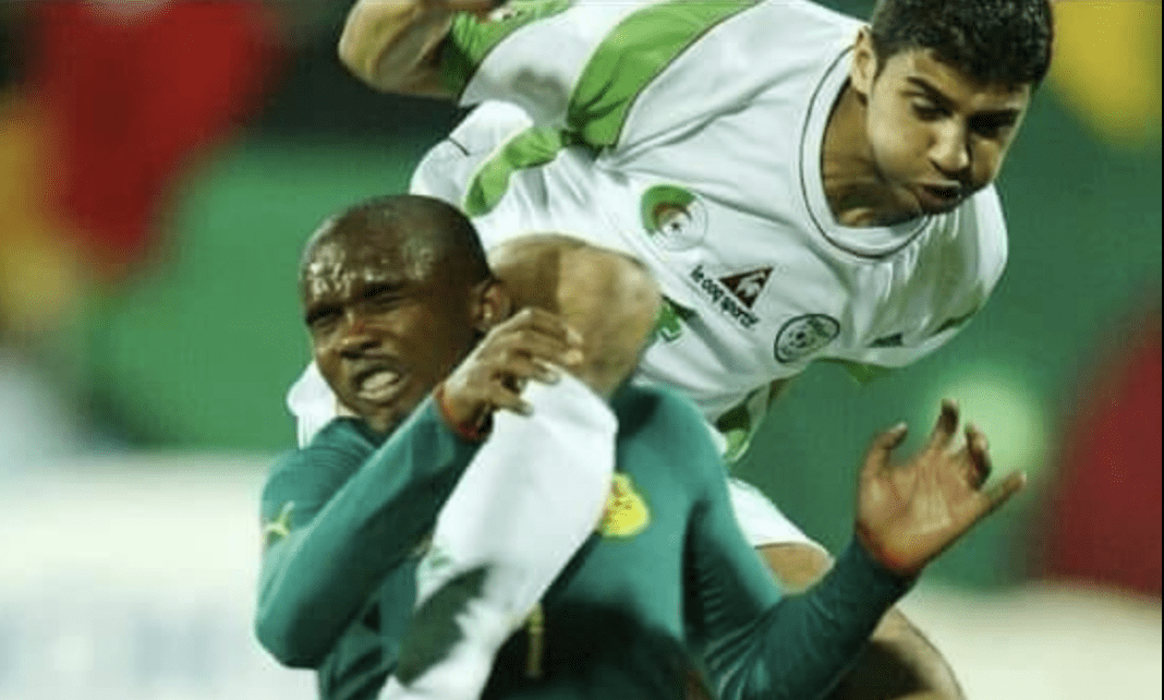 Samir Beloufa, nouveau sélectionneur de l’équipe d’Algérie ? Deux joueurs de football en action lors d'un match international.