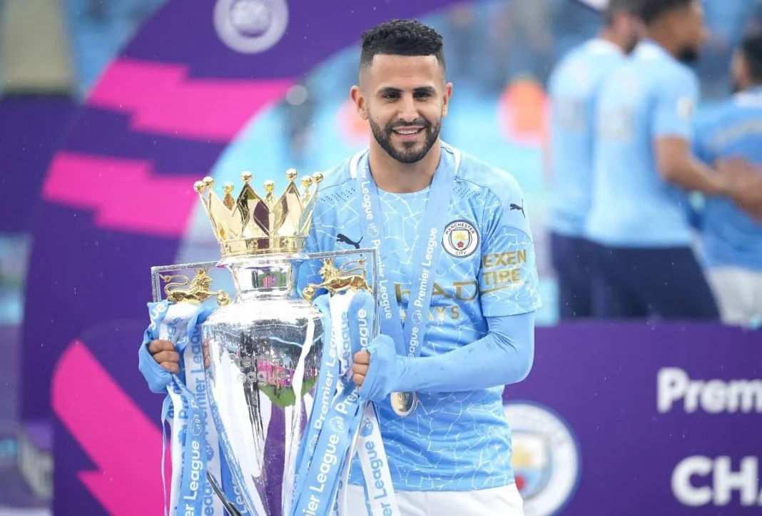 Mahrez frôle un exploit qu’aucun joueur africain n’a réalisé Mahrez souriant tenant la coupe de la Ligue des Champions.