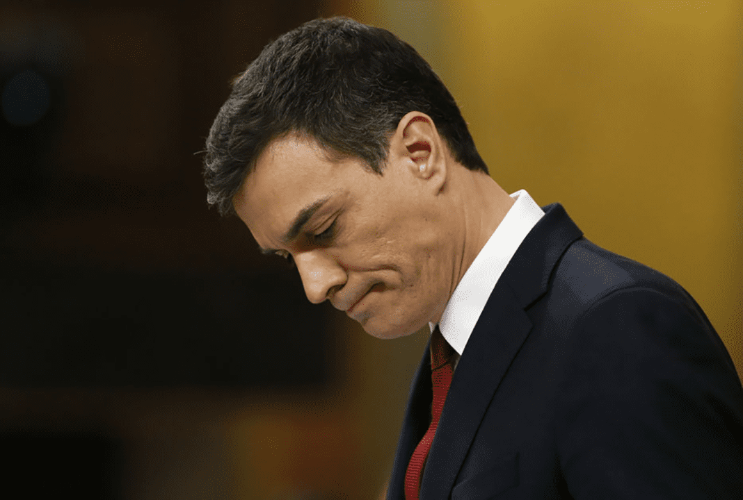 Espagne : La ministre du travail affiche son désaccord avec Pedro Sanchez en soutenant publiquement le Polisario Homme en costume sombre, expression sérieuse, lors d'une réunion ou conférence.