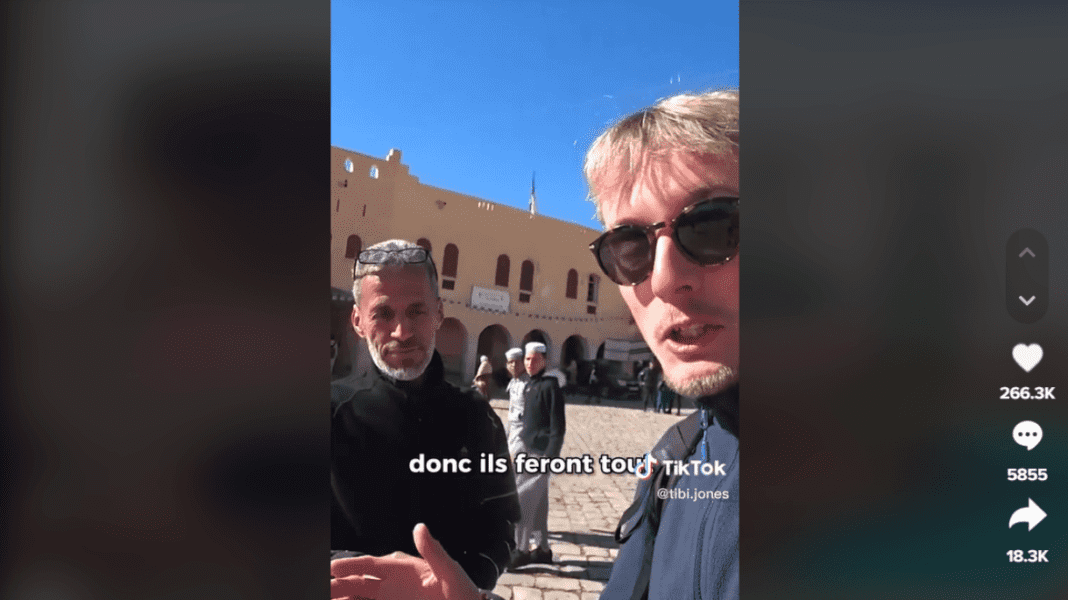 J’en peux plus de ceci en Algérie dixit ce touriste français Touriste français parlant avec un homme local à Alger, Algérie.