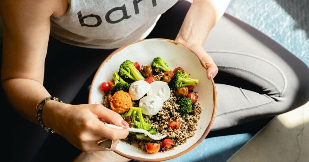Vivre longtemps : voici six erreurs à éviter après avoir manger Personne mangeant une salade équilibrée avec légumes et quinoa.