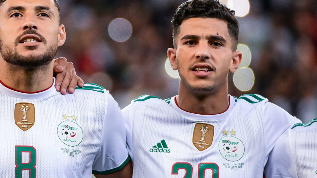 Youcef Atal, joueur de football algérien, en pleine action sur le terrain.