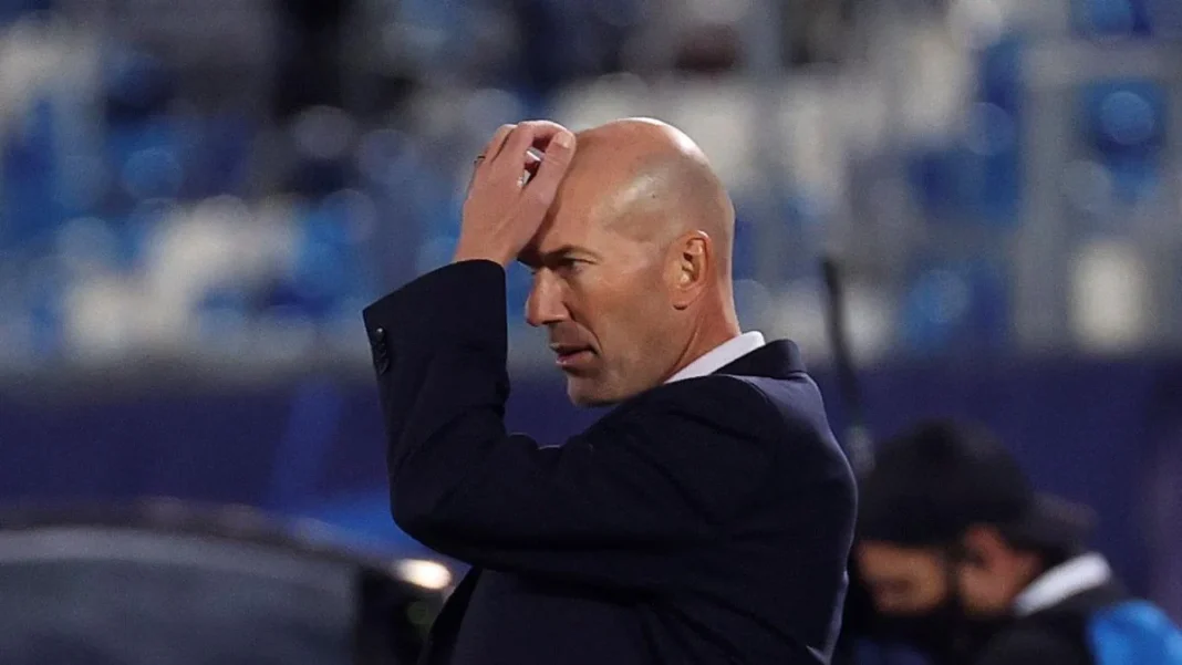 Encore une mauvaise nouvelle pour Zidane Zidane, entraîneur de football, semble préoccupé lors d'un match.